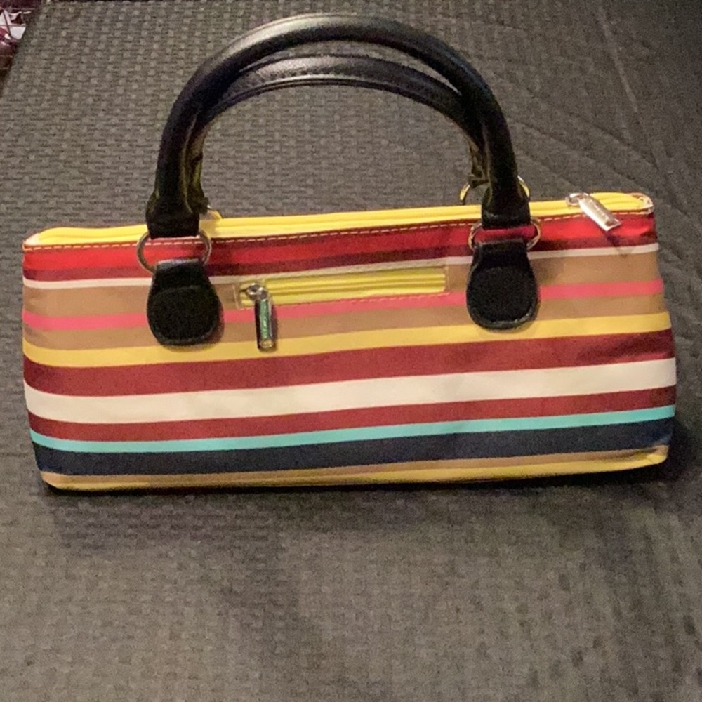 Insulated wine bottle carrier.